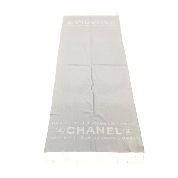 CHANEL GREY / IVORY 31 RUE CAMBON PARIS FRINGED LARGE CASHMERE SCARF - Picture 6 of 8